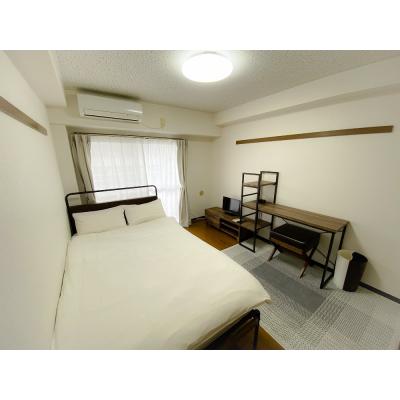 ●2026年2月6日から入居可●ユニオンマンスリー京王堀之内サンリット１　305　1K・セミダブル☆法人もまとめて入居可♪女性も安心の室内洗濯機♪人気のデスク＆チェア付きの物件写真1