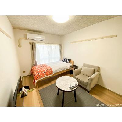 ユニオンマンスリー入間市２　202　1R・シングル☆眺めのいい快適なお部屋♪ソファ＆ローテーブル付きの快適生活空間♪収納たっぷりの２ドア冷蔵庫♪所沢駅・池袋駅まで乗換なしでアクセス可能の物件写真1