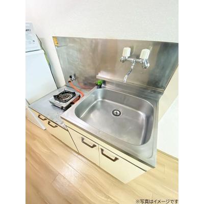 ユニオンマンスリー入間市２　202　1R・シングル☆眺めのいい快適なお部屋♪ソファ＆ローテーブル付きの快適生活空間♪収納たっぷりの２ドア冷蔵庫♪所沢駅・池袋駅まで乗換なしでアクセス可能の物件写真3