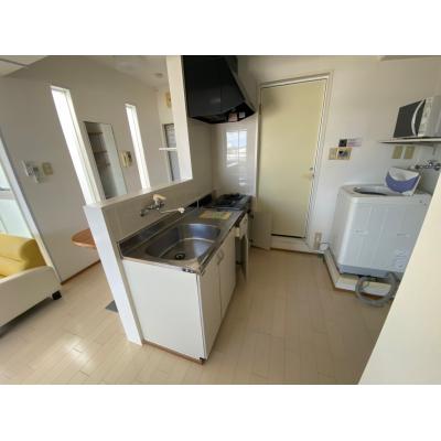 【古島駅より徒歩約5分】興南高校近くに立地、徒歩5分以内に、24時間営業のスーパー、コンビニ、ドラッグストア、飲食店があり生活便利の物件写真3