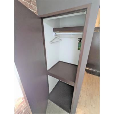 ユニオンマンスリー小田急鶴間２　104　1R・シングル☆人気の角部屋♪快適なソファ付き♪壁紙もおしゃれ♪の物件写真4