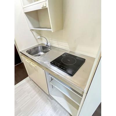 ユニオンマンスリー新京成鎌ヶ谷１　103　1K・シングル☆モニター付きインターフォン完備！ソファ・テーブルや冷蔵庫などのあるお部屋の物件写真3