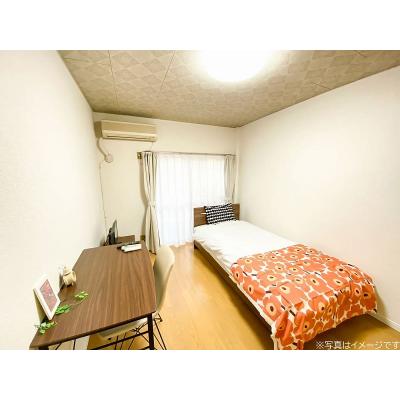 ユニオンマンスリー岩槻１　102　1R・シングル☆デスク・チェアや2ドア冷蔵庫など家具家電付きのお部屋＆たっぷり入る収納付き。物件近くには「ニトリ　岩槻店」もあり♪の物件写真1