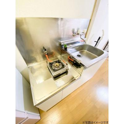 ユニオンマンスリー岩槻１　102　1R・シングル☆デスク・チェアや2ドア冷蔵庫など家具家電付きのお部屋＆たっぷり入る収納付き。物件近くには「ニトリ　岩槻店」もあり♪の物件写真3