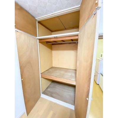 ユニオンマンスリー岩槻１　102　1R・シングル☆デスク・チェアや2ドア冷蔵庫など家具家電付きのお部屋＆たっぷり入る収納付き。物件近くには「ニトリ　岩槻店」もあり♪の物件写真6