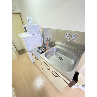 ユニオンマンスリー永山３　207　1R・シングル☆デスク＆チェア完備♪２ドア冷蔵庫や電子レンジなど生活家電のあるお部屋/京王線と小田急線の２路線利用可能/新百合ヶ丘の物件写真2