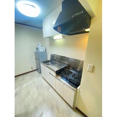 ユニオンマンスリー南鳩ヶ谷１　105　2K・ダブル☆人気の角部屋＆バストイレ別♪ソファ・ローテーブル完備＆洗濯機や冷蔵庫など生活家電のある広々33㎡のお部屋/後楽園の物件写真3