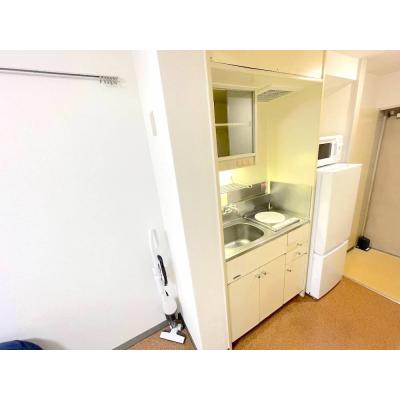 ユニオンマンスリー横浜戸塚３　108　1R・シングル☆【禁煙ルーム】デスク＆チェアや2ドア冷蔵庫などの家具家電付き。明治学院大学まで徒歩通学/JR湘南新宿ライン利用で横浜駅まで1駅＆渋谷駅やの物件写真3