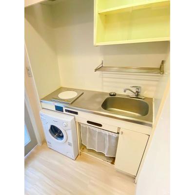 ユニオンマンスリー妙典１　402　1K・シングル☆【禁煙ルーム】人気の角部屋♪AL＆モニター付きインターフォン＆室内洗濯機完備♪ソファ・ローテーブルのあるお部屋の物件写真2