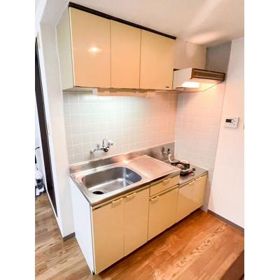 ユニオンマンスリー三軒茶屋１３　304　1R・シングル☆【禁煙ルーム】冷蔵庫や電子レンジなど生活家電完備♪ソファ・ローテーブルのあるお部屋の物件写真2