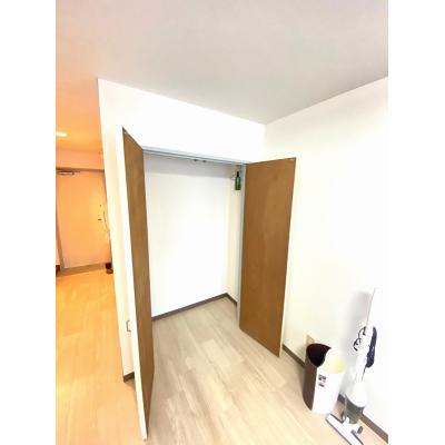 ●2026年5月14日から入居可●ユニオンマンスリー北習志野１　201　1R・シングル☆【禁煙ルーム】一人掛けソファ＆ローテーブル付きのお部屋♪駅前には24時間営業のスーパーやドラックストアなどの物件写真5