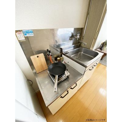 ●2026年1月18日から入居可●ユニオンマンスリー京王稲田堤２　403　1R・シングル☆【禁煙ルーム】人気の角部屋＆2面採光♪ローテーブル・ソファのあるお部屋/都営新宿線直通運転利用で、明大前の物件写真2