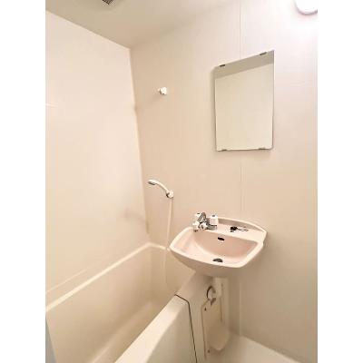 ユニオンマンスリー三鷹５　301　1K・シングル☆【禁煙ルーム】安心の建物AL＆室内洗濯機完備！人気の角部屋＆2面採光♪デスク・チェアのあるお部屋/成蹊大学や武蔵野大学武蔵野キャンパスまで徒歩通学の物件写真3