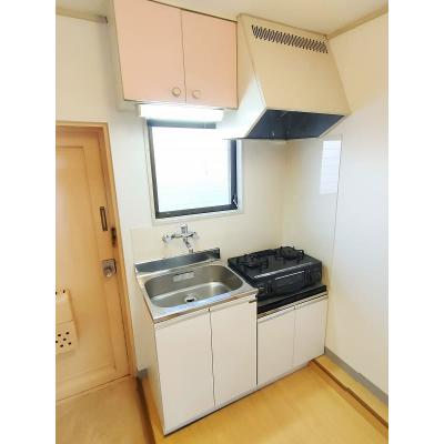 ●2026年5月6日から入居可●ユニオンマンスリー唐木田１　206　1K・シングル☆◆インターネット固定回線（有線）無料の部屋◆【禁煙ルーム】デスク・チェアやたっぷり収納付きのお部屋♪モニター付きインの物件写真2