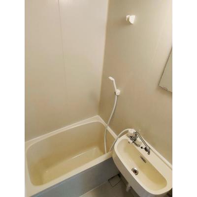 ●2026年5月6日から入居可●ユニオンマンスリー唐木田１　206　1K・シングル☆◆インターネット固定回線（有線）無料の部屋◆【禁煙ルーム】デスク・チェアやたっぷり収納付きのお部屋♪モニター付きインの物件写真3