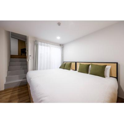 新宿駅まで乗換不要！/交通アクセス抜群/広々としたお部屋/コルティーレ四谷本塩町 103の外観画像