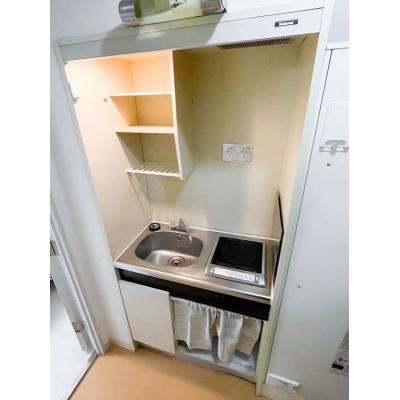 ユニオンマンスリー新松戸１　301　1K・シングル☆【禁煙ルーム】人気の角部屋♪デスク・チェア＆2ドア冷蔵庫や電子レンジなど生活家電のあるお部屋！安心の建物オートロック完備の物件写真3