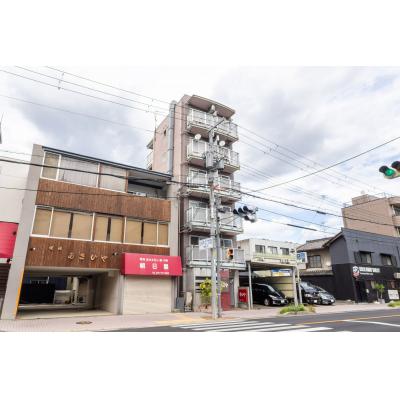 「川西能勢口駅」徒歩10分｜コンビニ近くの外観画像