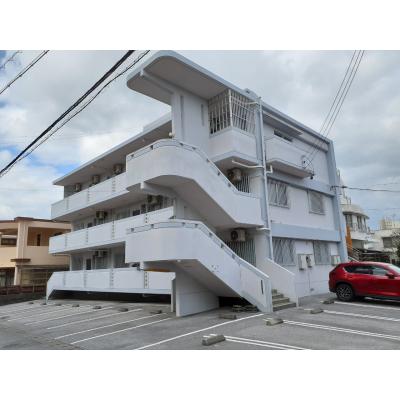 【コーポさくら305】宜野湾市嘉数のマンスリーマンション、バークレーズコード徒歩数分、高速道路西原ICまで車で数分の外観画像