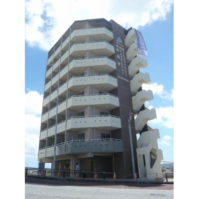 【トーマス大里502】沖縄市家具家電マンスリー、最上階のお部屋、無料敷地外駐車場1台、無料Wi-Fi、沖縄県総合運動公園やうるま市、沖縄IT津梁パークまでアクセス抜群！の外観画像