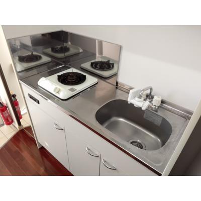 【トーマス比屋根Ⅱ501】沖縄市家具家電付マンスリーマンション・駐車場1台無料・バス・トイレ別　Wi-Fi無料　県総合運動公園近くの物件写真3