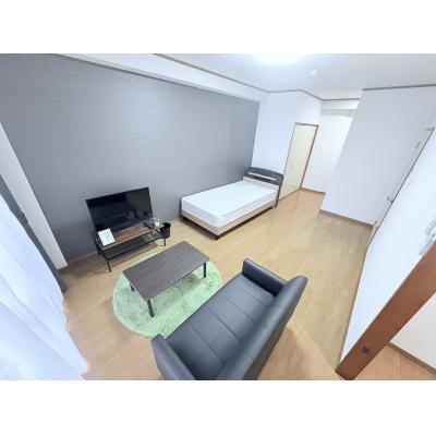 ＳマンスリーJR松山駅南【ネット無料・コンビニ、スーパー徒歩圏内・宅配BOX有・JR松山駅徒歩6分】の物件写真1