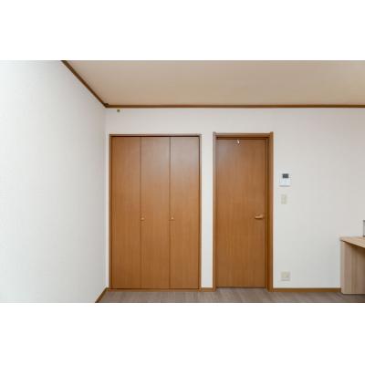 コンビニ徒歩2分✨駐車場広々！家具家電完備✨TM86の物件写真2