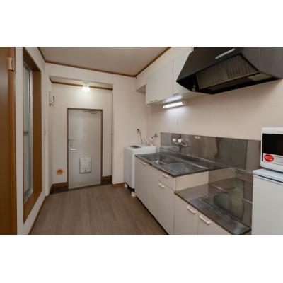 コンビニ徒歩2分✨駐車場広々！家具家電完備✨TM86の物件写真4