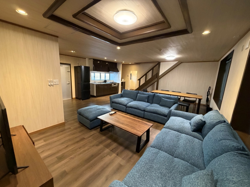 マンスリーリブマックス沖縄市諸見里ビクトリーランド『駐車場付・3LDKメゾネット・140㎡・フォースベッド・ダーツ・麻雀卓完備』≪プレミアムシリーズ≫の外観画像