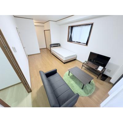 ＳマンスリーJR松山駅南（2-1）【ネット無料・コンビニ、スーパー徒歩圏内・宅配BOX有・JR松山駅徒歩6分】の物件写真1