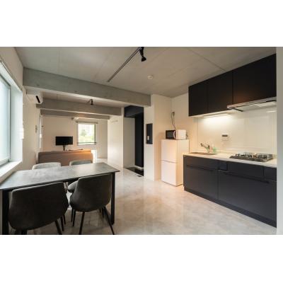 駅から徒歩3分！／オシャレなデザイナーズ／家具家電・備品完備／LUXE南青山 201の物件写真1