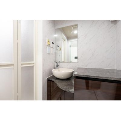 新宿まで電車で約5分と好アクセス/コンビニやレストランが充実/LaVie四谷 401の物件写真5