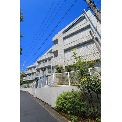 【J’sマンスリー新百合ヶ丘 302】厚さ20㎝高密度ポケットコイルマットレス使用！最寄り駅徒歩4分・新宿駅まで約23分、乗換無し！アクセス良好☆【インターネット無料】の物件写真1