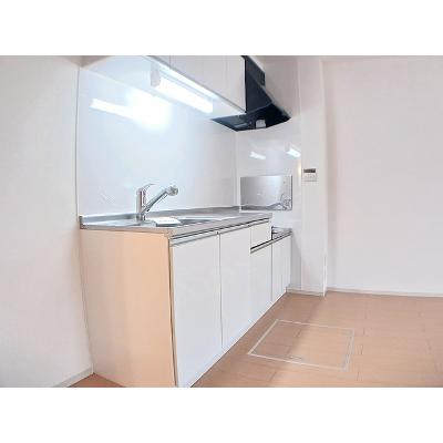 シーズンⅣ 104【管理NO：1-018199402-01040】 ★家具家電は申し込み後に搬入します★の物件写真3