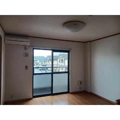 エトワール 201【管理NO：1-012222101-02010】 ★家具家電は申し込み後に搬入しますの物件写真2