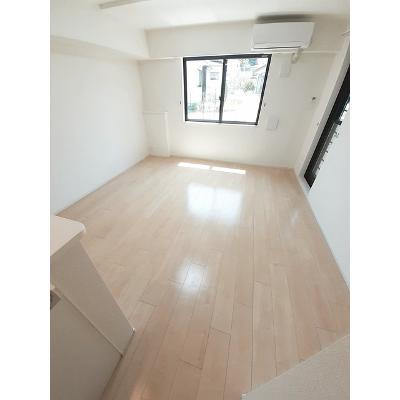麗（うらら） 102【管理NO：1-021352902-01020】 ★家具家電は申し込み後に搬入しますの物件写真2