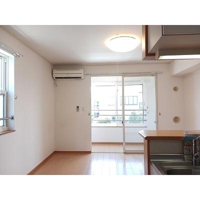 クロンドールⅡ 201【管理NO：1-015372102-02010】 ★家具家電は申し込み後に搬入します★の物件写真2