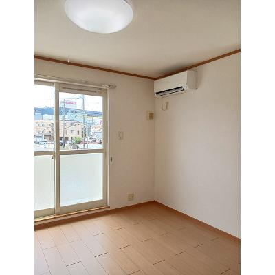 レイクウイン 205【管理NO：1-013221101-02040】 ★家具家電は申し込み後に搬入しますの物件写真2