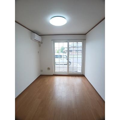 シャルマン横須賀 102【管理NO：1-011550201-01020】 ★家具家電は申し込み後に搬入しますの物件写真2