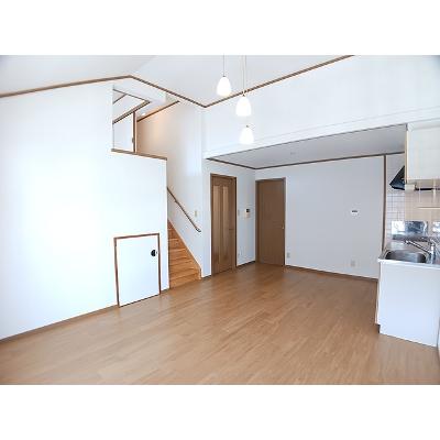 フローレス 203【管理NO：1-010498201-02030】 ★家具家電は申し込み後に搬入します★の物件写真2