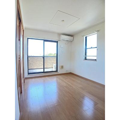 エントランス　弐番館 203【管理NO：1-013423702-02030】 ★家具家電は申し込み後に搬入します★の物件写真2