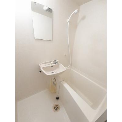 エクレール 302【管理NO：1-010164901-03020】 ★家具家電は申し込み後に搬入します★の物件写真4
