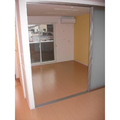 パーラメントハウス 101【管理NO：1-019714601-01010】 ★家具家電は申し込み後に搬入しますの物件写真2