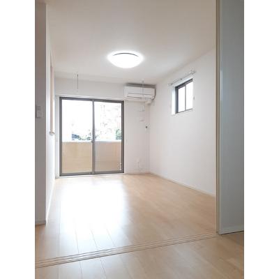 レイモンドジャルダン 101【管理NO：1-025500601-01010】 ★家具家電は申し込み後に搬入しますの物件写真2