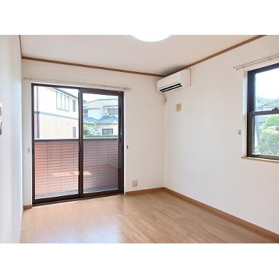 コリ－ヌ華Ⅱ 101【管理NO：1-012976702-01010】 ★家具家電は申し込み後に搬入します★の物件写真2