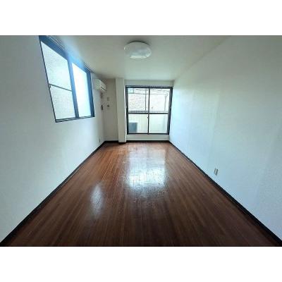 ユニオンマンスリー久米川３　201　1K・セミダブル☆【禁煙ルーム】人気の角部屋！安心のモニター付きインターフォン完備/ソファー・ローテーブル＆たっぷり収納2ドア冷蔵庫など生活家電のあるお部屋の物件写真2