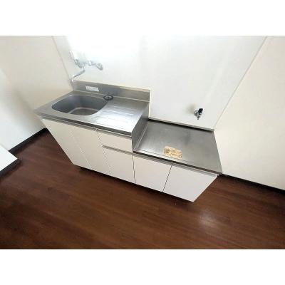 ユニオンマンスリー久米川３　201　1K・セミダブル☆【禁煙ルーム】人気の角部屋！安心のモニター付きインターフォン完備/ソファー・ローテーブル＆たっぷり収納2ドア冷蔵庫など生活家電のあるお部屋の物件写真4