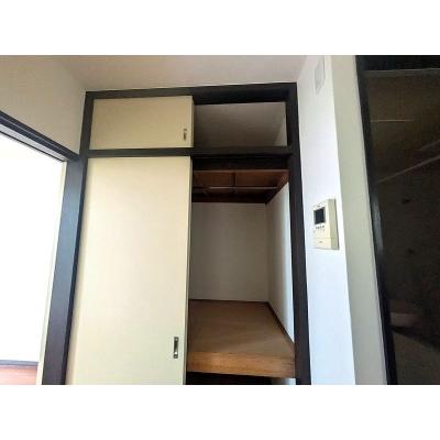 ユニオンマンスリー久米川３　201　1K・セミダブル☆【禁煙ルーム】人気の角部屋！安心のモニター付きインターフォン完備/ソファー・ローテーブル＆たっぷり収納2ドア冷蔵庫など生活家電のあるお部屋の物件写真6