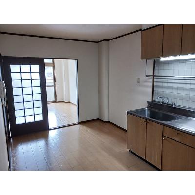 シャランフロイデ 102【管理NO：1-007377401-01020】 ★家具家電は申し込み後に搬入します★の物件写真2