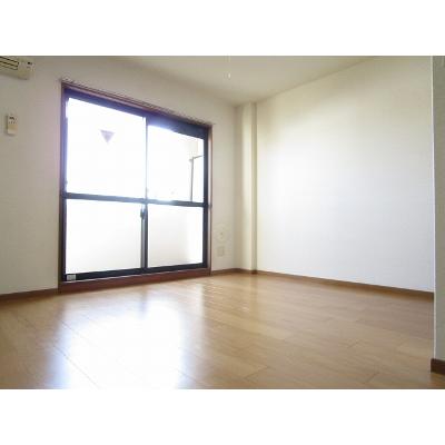 Ｃｏｕｒｔ　Ｌｉｖｅｌｙ 304【管理NO：1-009757501-03040】 ★家具家電は申し込み後に搬入します 2026年08月下旬入居可能の物件写真2